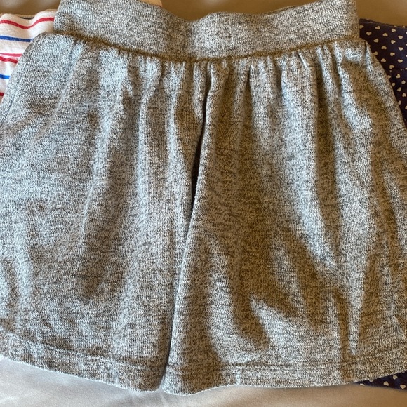 Gap Kids size XS 4-5 comfy skirt bundle. Three skirts, two with pockets. - Picture 8 of 12